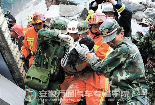 6月24日，消防官兵在地震现场展开救援