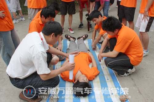 安徽万通学生正在进行安全演练