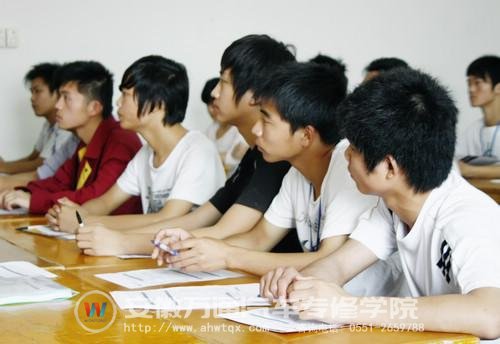 同学们聚精会神的听企业负责人做介绍