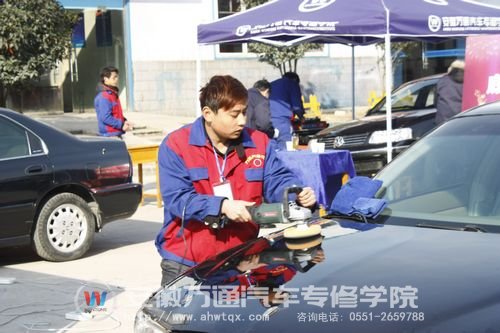 汽车美容与装潢专业学生比赛风采