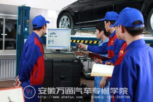 学生认真学习各项维修技能