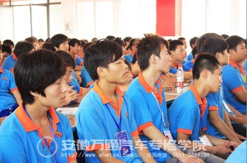 安徽万通学子正在观看伦敦奥运会开幕式录播