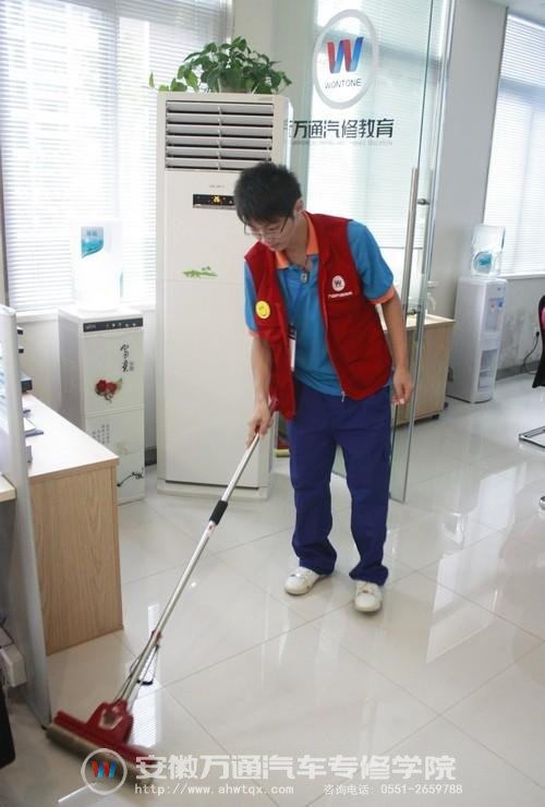 谢宏波在学院&ldquo;奖助勤勉&rdquo;关爱活动帮助下当选&ldquo;红马甲&rdquo;志愿者