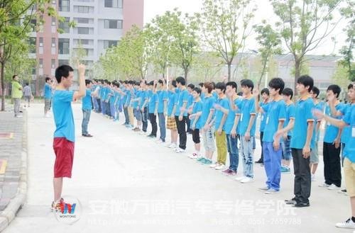 安徽万通学生正在进行手语体操训练