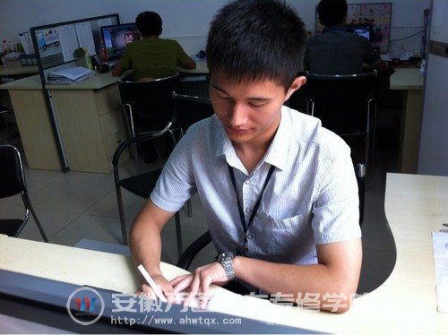 埋头写教案的蒋文