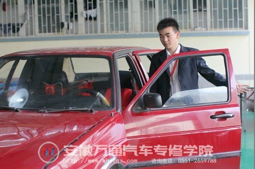 安徽万通杰出校友朱亮亮工作照片