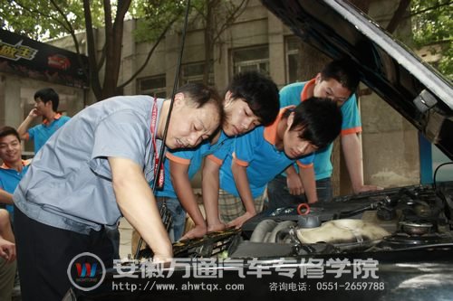 安徽万通的老师耐心教学