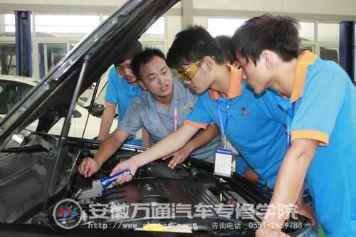 安徽万通学子认真学习技术