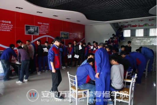 学生都是自发组织的去献血