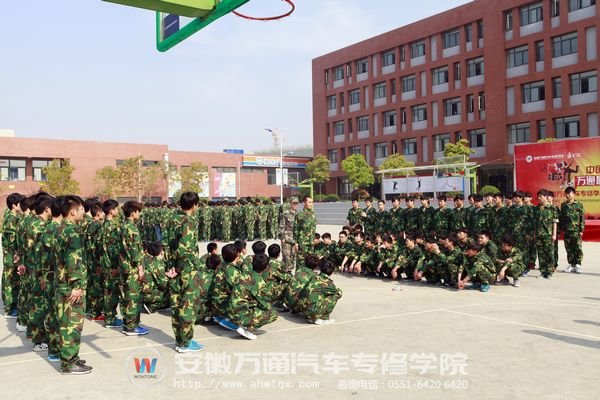 教官在给同学们示范站军姿