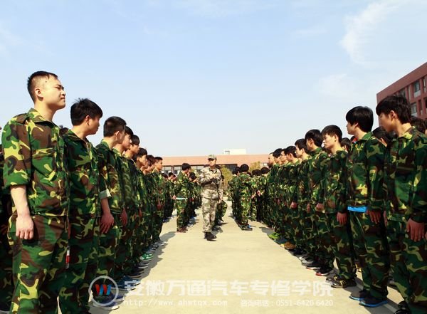 军事训练，增强体质，磨练意志