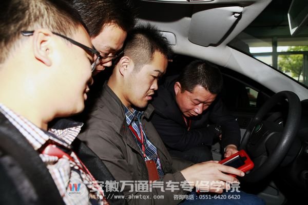 老师们在利用PRO系统进行汽车故障诊断