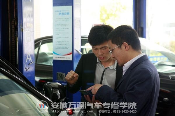 老师们在探讨维修新设备的应用