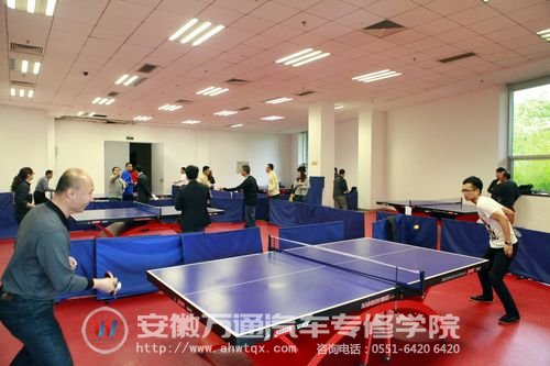 乒乓球比赛现场，来去之间，凌厉生风