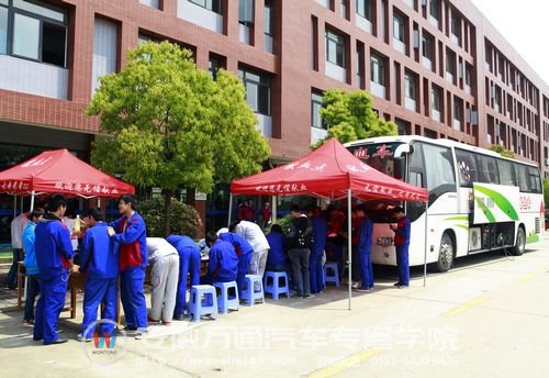 万通学子排队踊跃献血