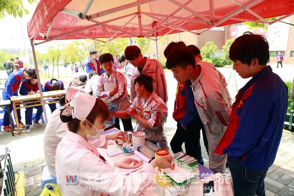 谈笑间完成献血流程，尽显万通学子本色
