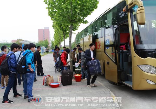 同学们大包小包赶赴实习岗位