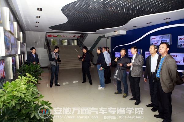 考察团一行参观安徽万通校园