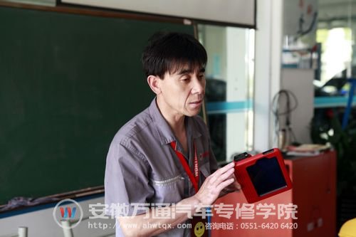 金牌讲师时海峰老师在为同学们讲解诊断设备的原理及使用方法
