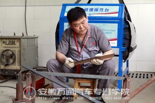 姚老师在仔细测量，力求零误差