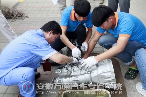 老师同学们在进行验收