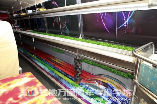 车厢右侧的工具展示区，注意下方的彩虹条