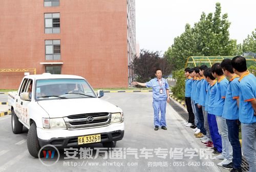 教练在跟同学们说明上车前的注意事项