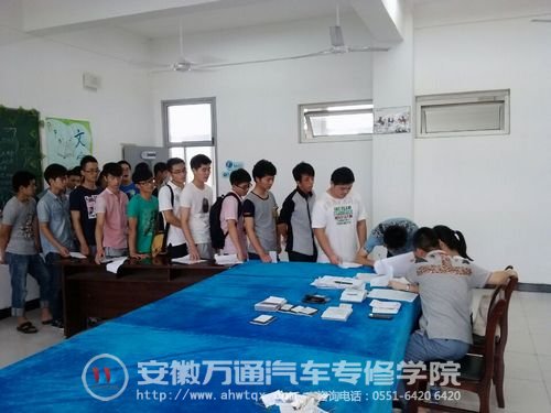 同学们在排队等待领取补助