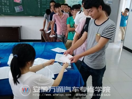 劳动局专员负责给同学发放补助