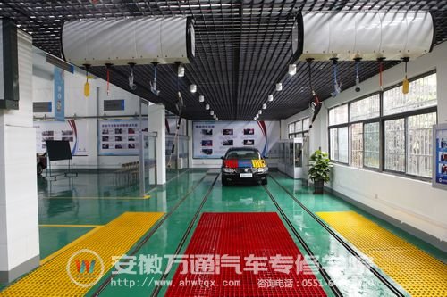 实训室功能区域划分明显，图为洗车区