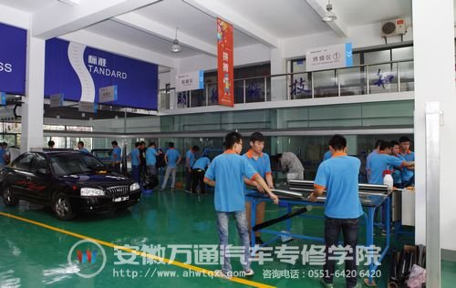 同学们在新的实训室上课场景