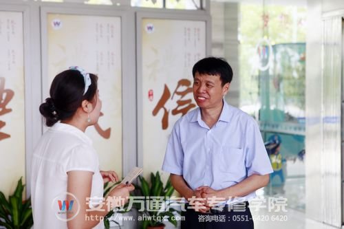 朱军教授在接受万家热线记者的采访