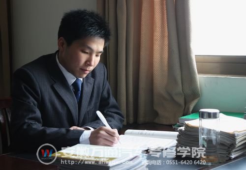 安徽万通教务处张郑老师为此次金牌讲师评审团成员之一