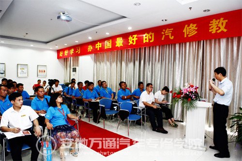 讲座吸引了不少师生前来听讲，现场座无虚席