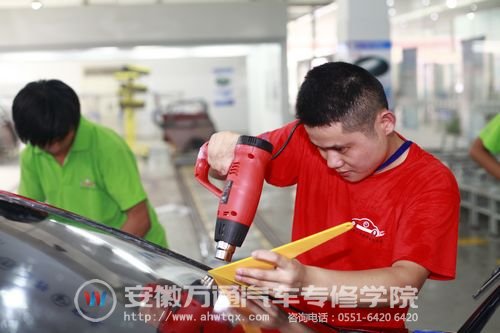 黄运良在进行汽车前挡风玻璃烤膜