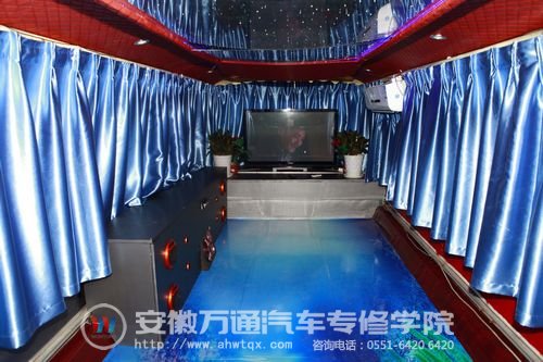 2、车厢尾部被改造成影院，铺上一方毛毡，吹着空调，看着大片消磨一下午是不是很爽呢？