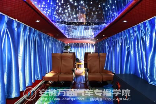 6、车厢顶部的满天星设计，犹如躺在璀璨的星空下，带来梦幻般的效果