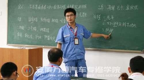 专业课教师在讲授公开课