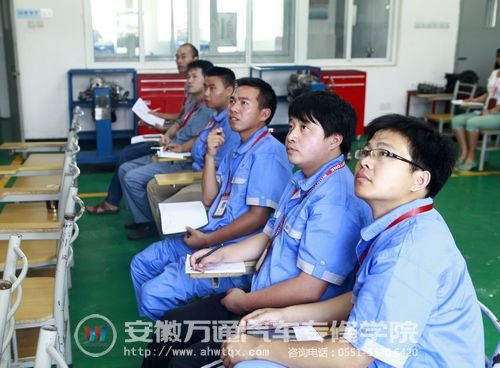 公开课不仅为老师们提供了一个展示自我的平台，更为教师间的相互交流起到良