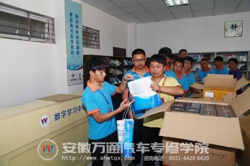 同学们排队有序领取无线解码仪