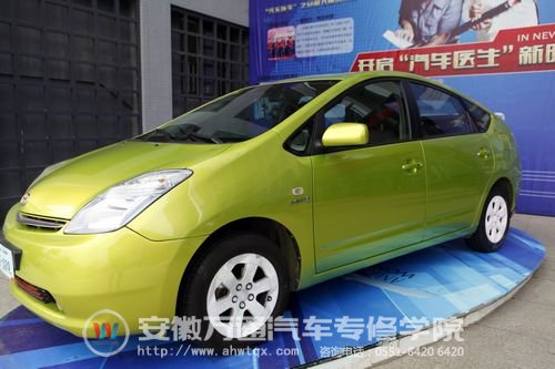 涂装后的丰田普锐斯，其外观更时尚靓丽