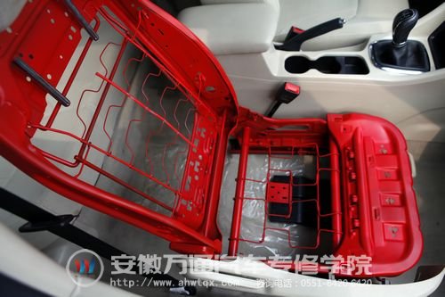 切割后的座椅被喷涂成大红色