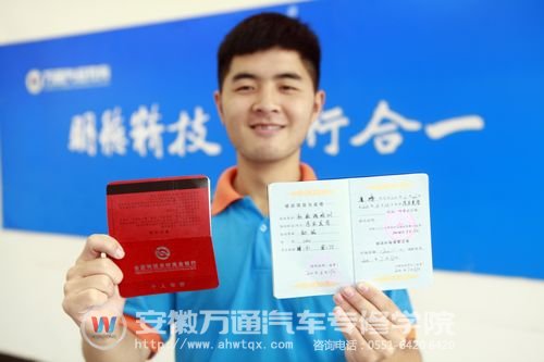 领取到补助的同学喜滋滋地展示证书和补贴