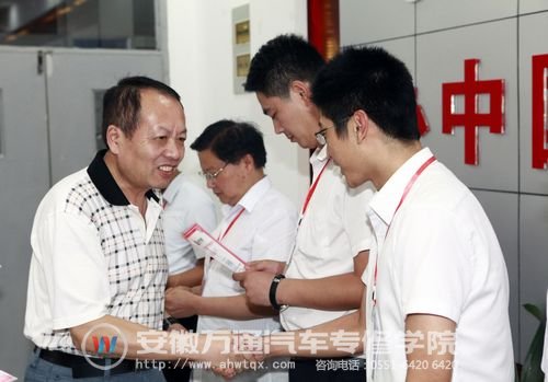 新华教育集团汽修事业部副总经理何扬亲自为参训学员颁发结业证书