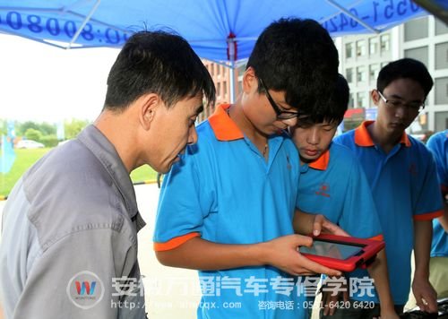 老师在指导具体用法