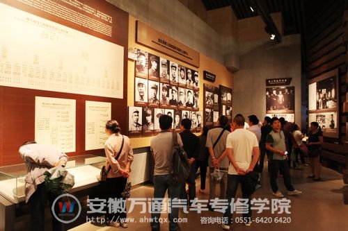 老师们在认真参观渡江战役纪念馆馆藏文物