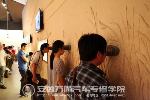 大家兴致勃勃体验4D电影效果