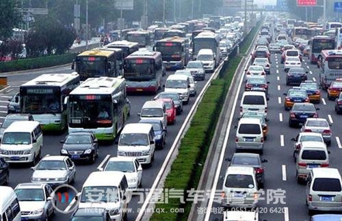 车水马龙,快速发展的汽车市场
