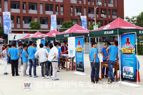 社团招新现场人头攒动,不亚于招聘会