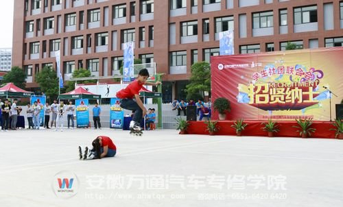 轮滑社精彩的表演吸引了不少眼球